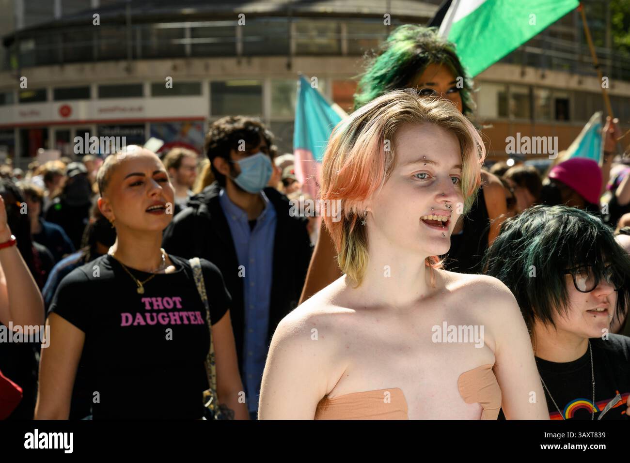 Trans-Rechte-Demonstranten marschieren vom Parlamentsplatz zum St. James's Park, um gegen das Urteil des Obersten Gerichtshofs zu demonstrieren Stockfoto
