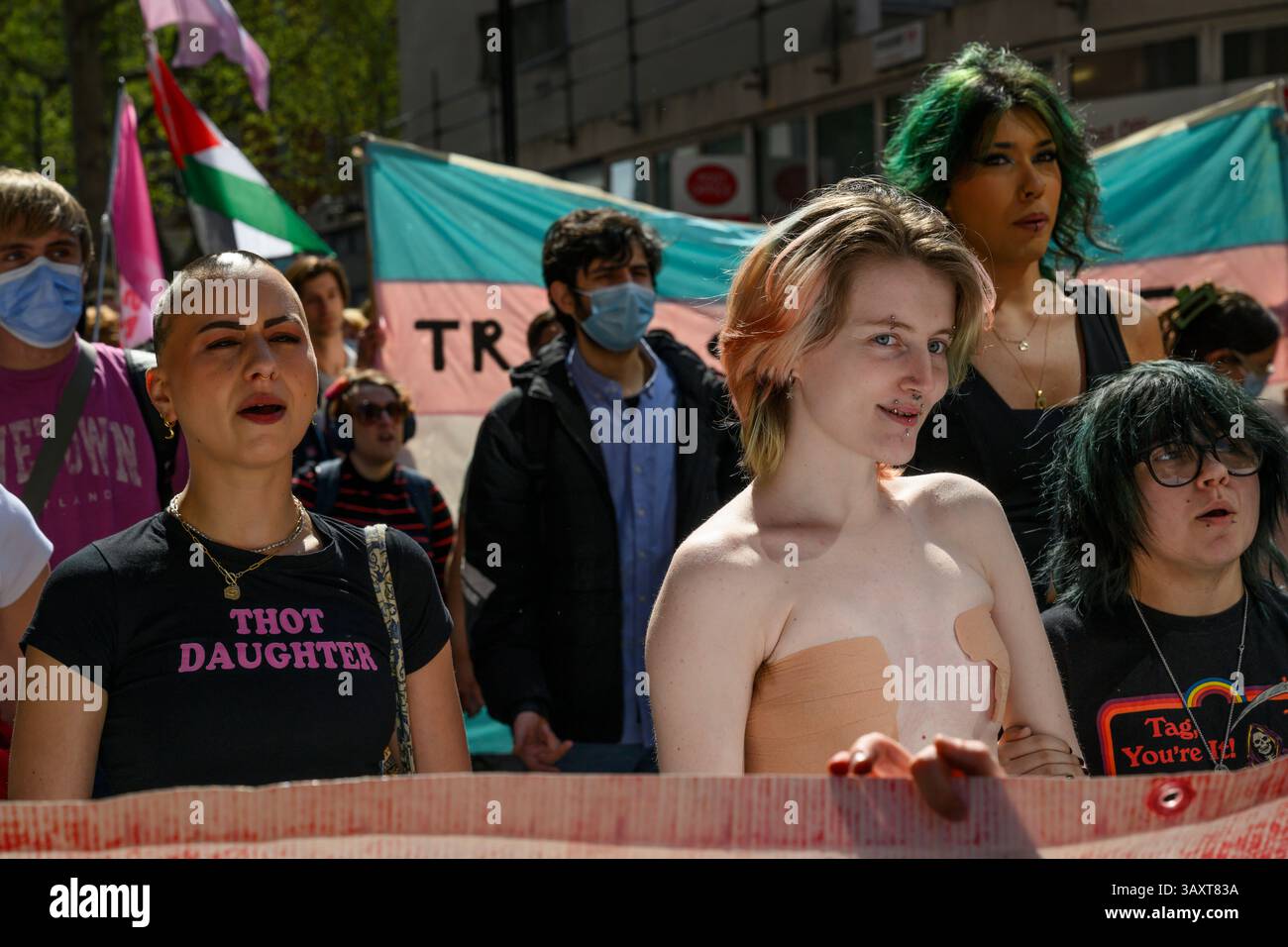 Trans-Rechte-Demonstranten marschieren vom Parlamentsplatz zum St. James's Park, um gegen das Urteil des Obersten Gerichtshofs zu demonstrieren Stockfoto