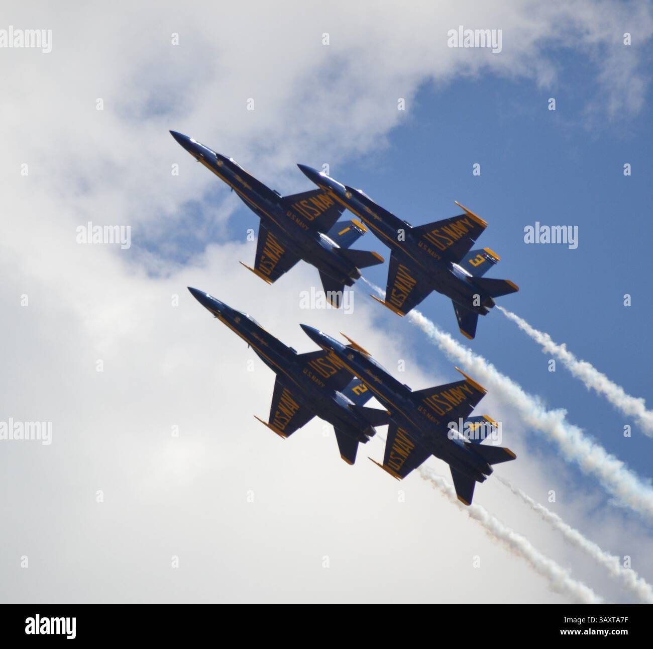 US Navy Blue Angels zeigen ein Team in enger Formation mit Rauch Stockfoto
