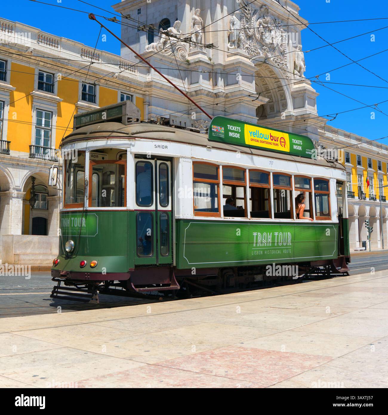 Lissabon, Portugal - Mai 25 2019: Die historische Straßenbahnlinie von Lissabon. Eine Touristenbahn steht am Endpunkt der historischen Straßenbahnlinie am Commerce Squar Stockfoto