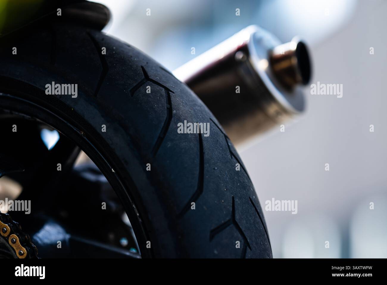 Hinterrad eines schnellen Motorrads Stockfoto
