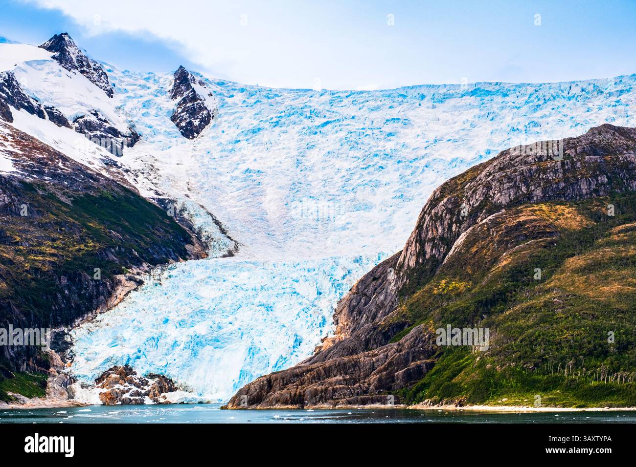 Der Italia Glacier ist ein Gezeitenwassergletscher im Alberto de Agostini NP vor dem Beagle-Kanal in Tierra del Fuego Chile. Stockfoto