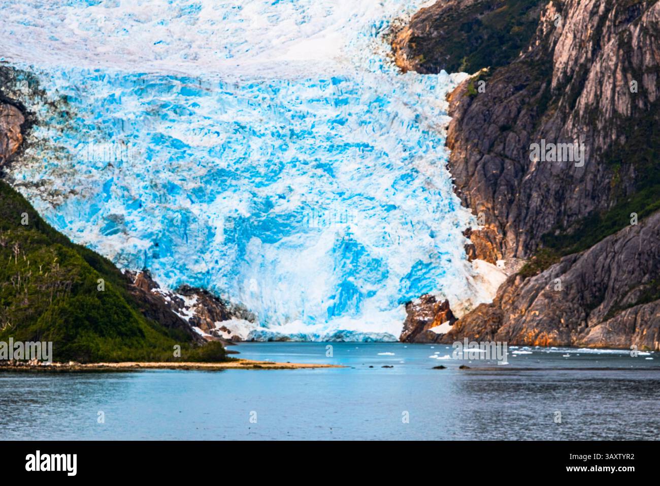 Der Italia Glacier ist ein Gezeitenwassergletscher im Alberto de Agostini NP vor dem Beagle-Kanal in Tierra del Fuego, Chile. Stockfoto
