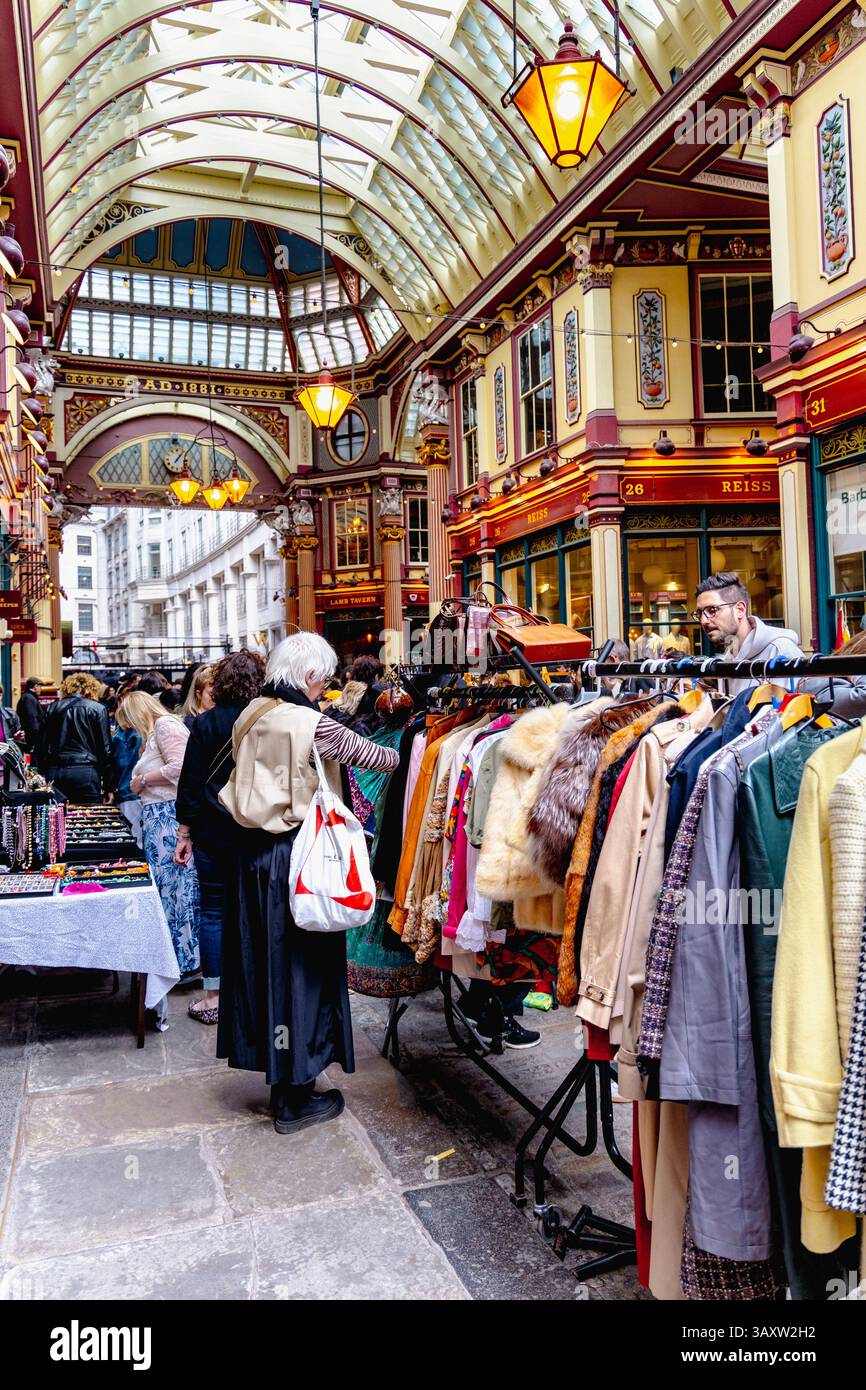 Vintage Möbel & Flohmarkt am Leadenhall Market, London, England Stockfoto