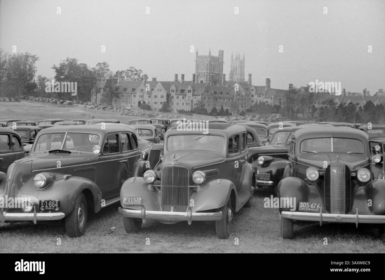 11. Juli 2016 - Autos parkten außerhalb des Stadions während des Duke University-North Carolina Football Game, Durham, North Carolina, USA, Marion Post Wolcott für die Farm Security Administration, November 1939 (Credit Image: © Circa Images/Glasshouse Via ZUMA Wire) Stockfoto