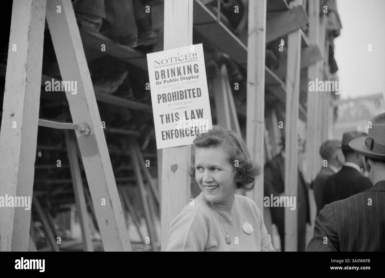 11. Juli 2016 - Woman Standing Near No Drink Schild veröffentlicht bei Duke University-North Carolina Football Game, Durham, North Carolina, USA, Marion Post Wolcott for Farm Security Administration, November 1939 (Credit Image: © Circa Images/Glasshouse via ZUMA Wire) Stockfoto