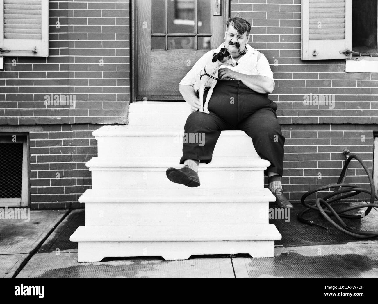 September 2016 - Heavy man with Dog in Front of Row House, Baltimore, Maryland, USA, John Vachon for Office of war Information, Juli 1938 (Kreditbild: © Circa Images/Glasshouse Via ZUMA Wire) Stockfoto