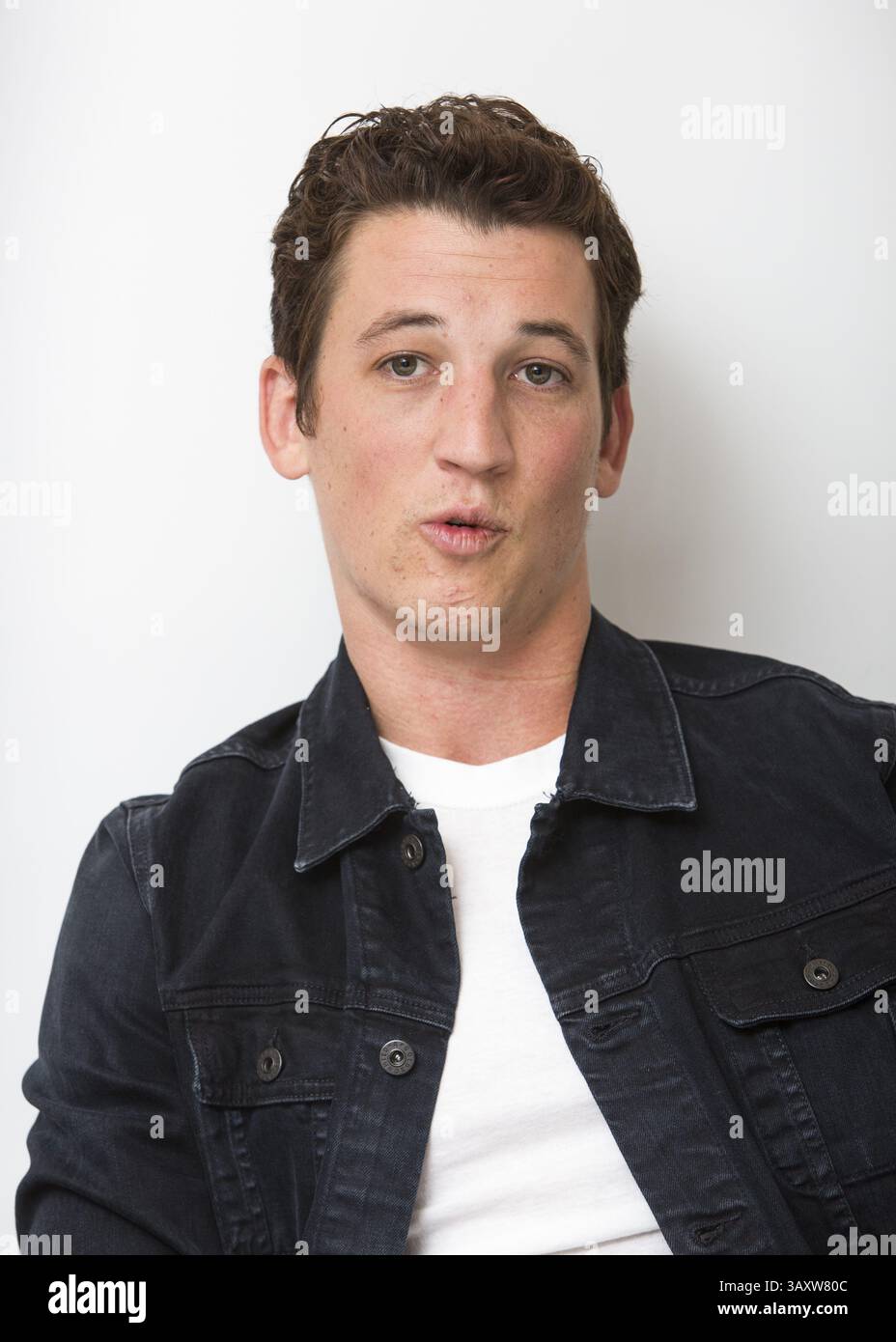 29. Oktober 2016 - Hollywood, Kalifornien, USA - MILES TELLER wirbt für den Film „Bleed for This“. Miles Alexander Teller (* 20. Februar 1987) ist ein US-amerikanischer Schauspieler. Geboren in Pennsylvania und Alumnus der Tisch School of Arts der NYU, trat er in mehreren Kurzfilmen und Fernsehfilmen auf, bevor er 2010 sein Spielfilmdebüt in Rabbit Hole gab. Er hatte Nebenrollen in Footloose (2011) und Project X (2012), bevor er für seine führende Rolle als Sutter Keely in The Spectacular Now (2013), für die er mit dem Sonderpreis der Jury des Sundance Film Festival ausgezeichnet wurde, kritisch gelobt wurde Stockfoto