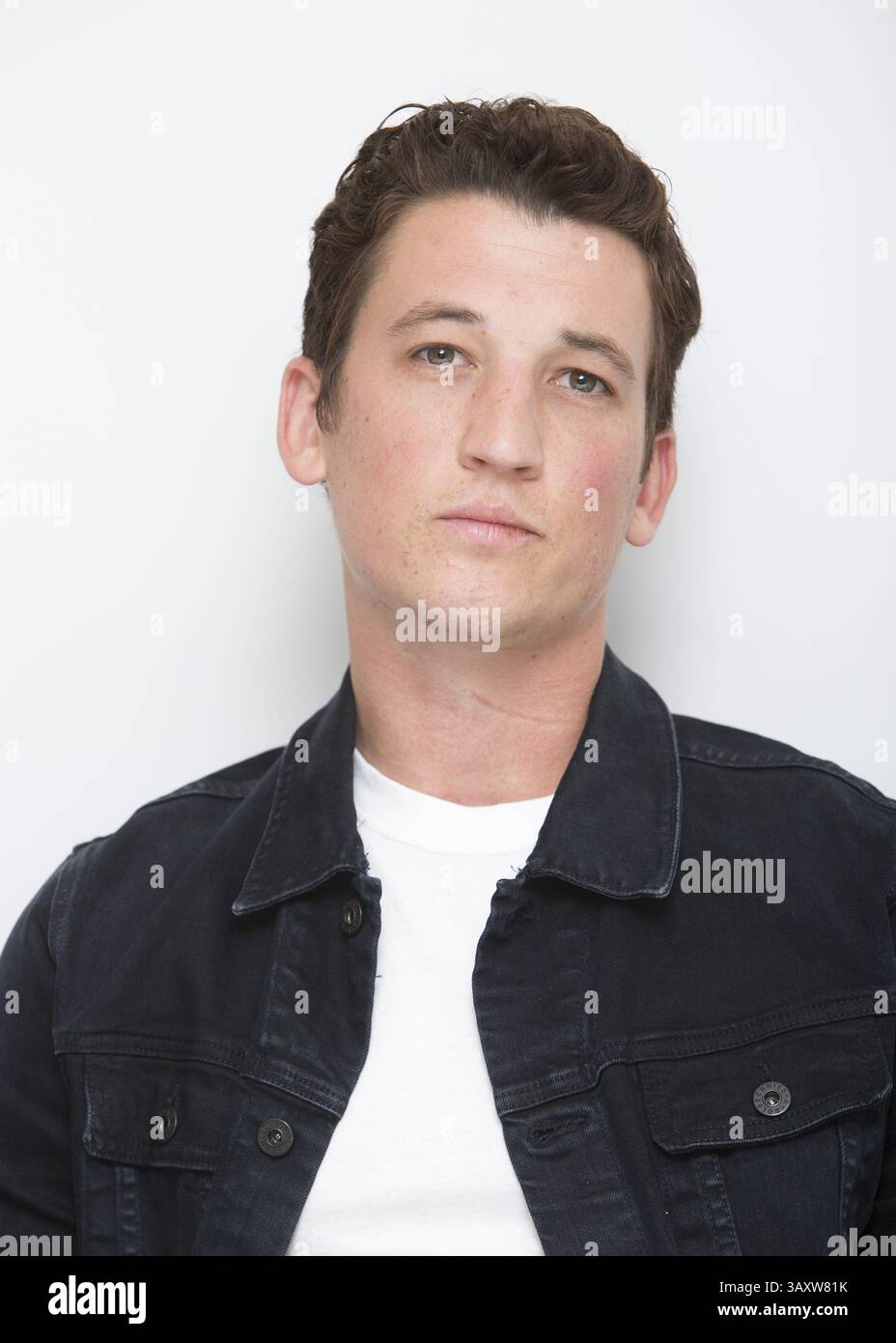 29. Oktober 2016 - Hollywood, Kalifornien, USA - MILES TELLER wirbt für den Film „Bleed for This“. Miles Alexander Teller (* 20. Februar 1987) ist ein US-amerikanischer Schauspieler. Geboren in Pennsylvania und Alumnus der Tisch School of Arts der NYU, trat er in mehreren Kurzfilmen und Fernsehfilmen auf, bevor er 2010 sein Spielfilmdebüt in Rabbit Hole gab. Er hatte Nebenrollen in Footloose (2011) und Project X (2012), bevor er für seine führende Rolle als Sutter Keely in The Spectacular Now (2013), für die er mit dem Sonderpreis der Jury des Sundance Film Festival ausgezeichnet wurde, kritisch gelobt wurde Stockfoto