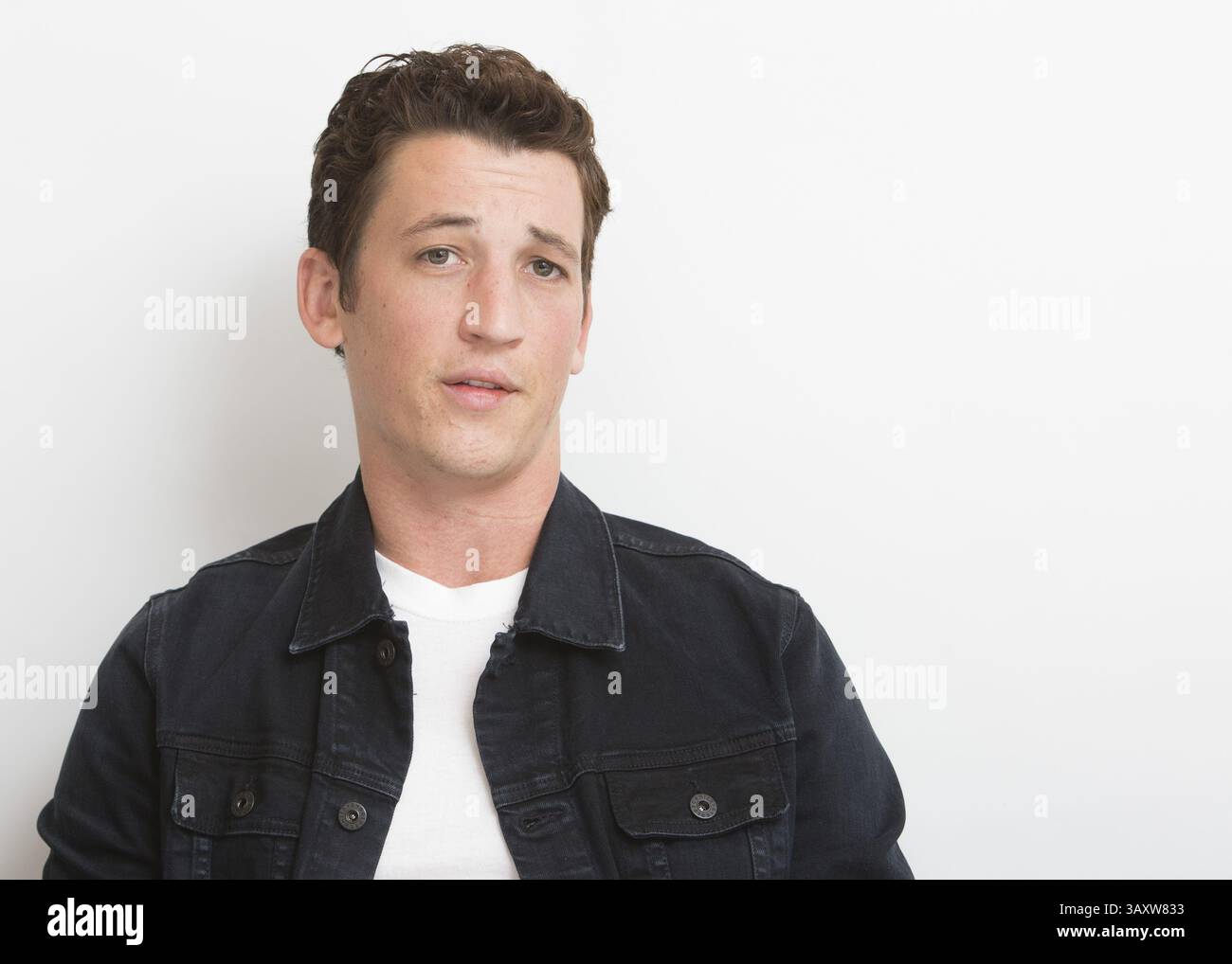 29. Oktober 2016 - Hollywood, Kalifornien, USA - MILES TELLER wirbt für den Film „Bleed for This“. Miles Alexander Teller (* 20. Februar 1987) ist ein US-amerikanischer Schauspieler. Geboren in Pennsylvania und Alumnus der Tisch School of Arts der NYU, trat er in mehreren Kurzfilmen und Fernsehfilmen auf, bevor er 2010 sein Spielfilmdebüt in Rabbit Hole gab. Er hatte Nebenrollen in Footloose (2011) und Project X (2012), bevor er für seine führende Rolle als Sutter Keely in The Spectacular Now (2013), für die er mit dem Sonderpreis der Jury des Sundance Film Festival ausgezeichnet wurde, kritisch gelobt wurde Stockfoto