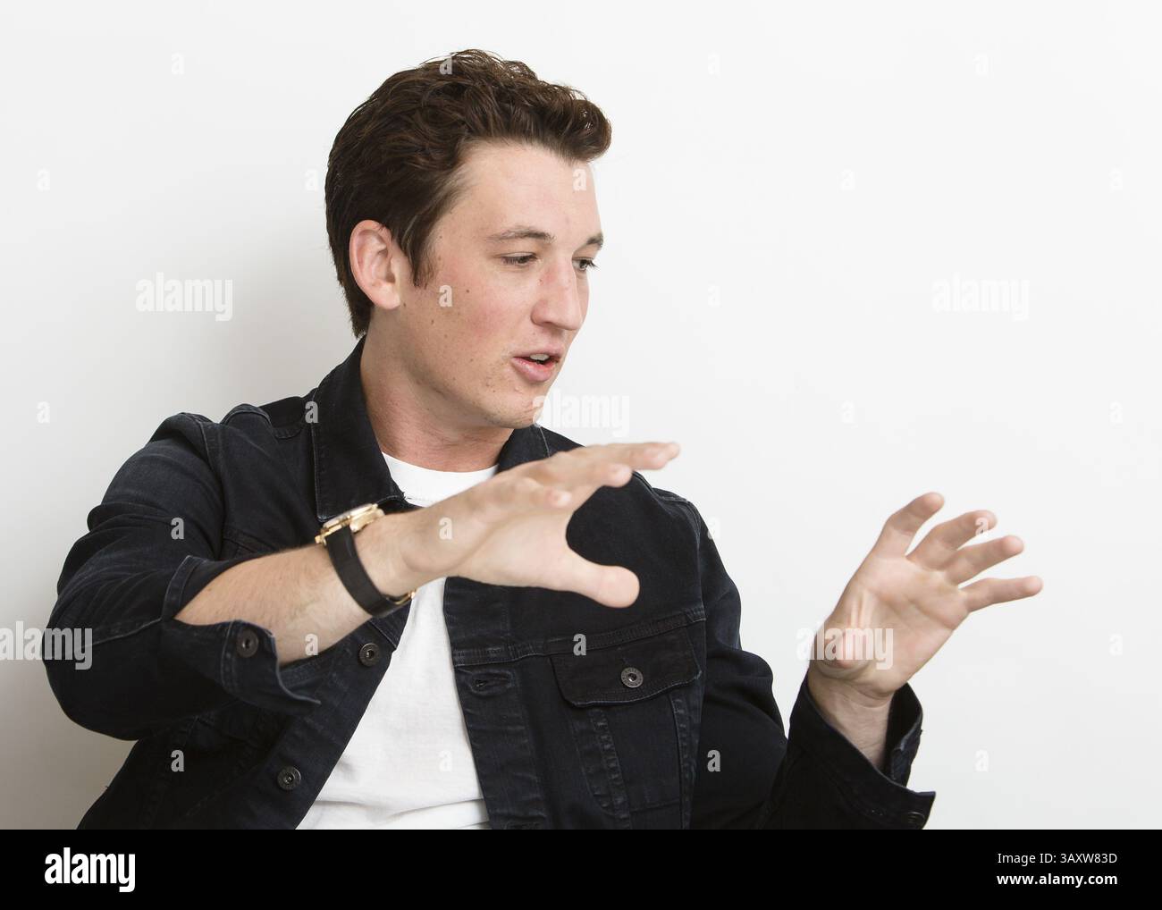 29. Oktober 2016 - Hollywood, Kalifornien, USA - MILES TELLER wirbt für den Film „Bleed for This“. Miles Alexander Teller (* 20. Februar 1987) ist ein US-amerikanischer Schauspieler. Geboren in Pennsylvania und Alumnus der Tisch School of Arts der NYU, trat er in mehreren Kurzfilmen und Fernsehfilmen auf, bevor er 2010 sein Spielfilmdebüt in Rabbit Hole gab. Er hatte Nebenrollen in Footloose (2011) und Project X (2012), bevor er für seine führende Rolle als Sutter Keely in The Spectacular Now (2013), für die er mit dem Sonderpreis der Jury des Sundance Film Festival ausgezeichnet wurde, kritisch gelobt wurde Stockfoto
