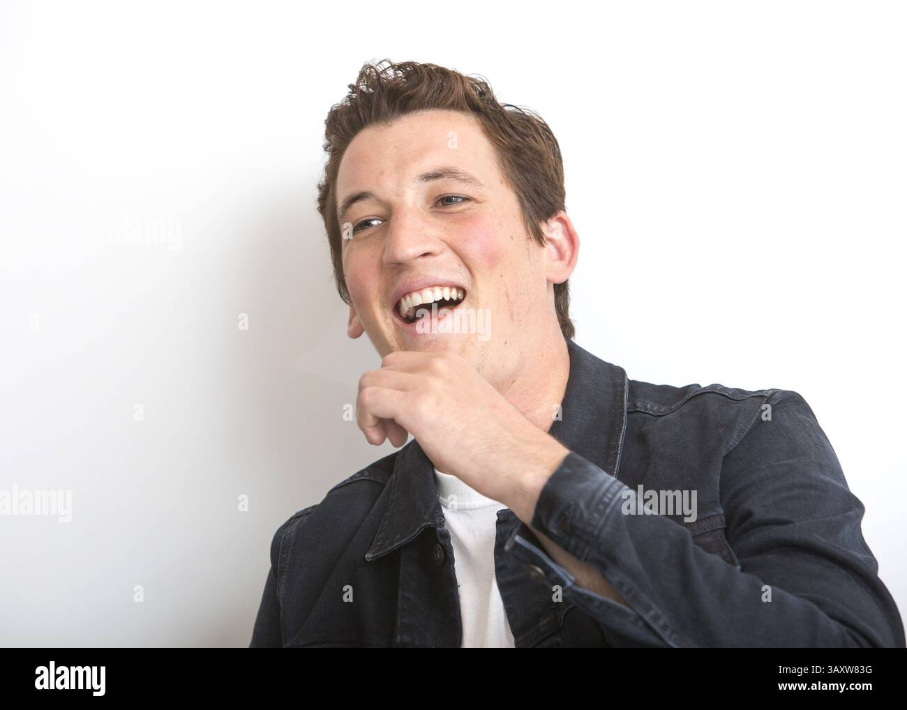 29. Oktober 2016 - Hollywood, Kalifornien, USA - MILES TELLER wirbt für den Film „Bleed for This“. Miles Alexander Teller (* 20. Februar 1987) ist ein US-amerikanischer Schauspieler. Geboren in Pennsylvania und Alumnus der Tisch School of Arts der NYU, trat er in mehreren Kurzfilmen und Fernsehfilmen auf, bevor er 2010 sein Spielfilmdebüt in Rabbit Hole gab. Er hatte Nebenrollen in Footloose (2011) und Project X (2012), bevor er für seine führende Rolle als Sutter Keely in The Spectacular Now (2013), für die er mit dem Sonderpreis der Jury des Sundance Film Festival ausgezeichnet wurde, kritisch gelobt wurde Stockfoto