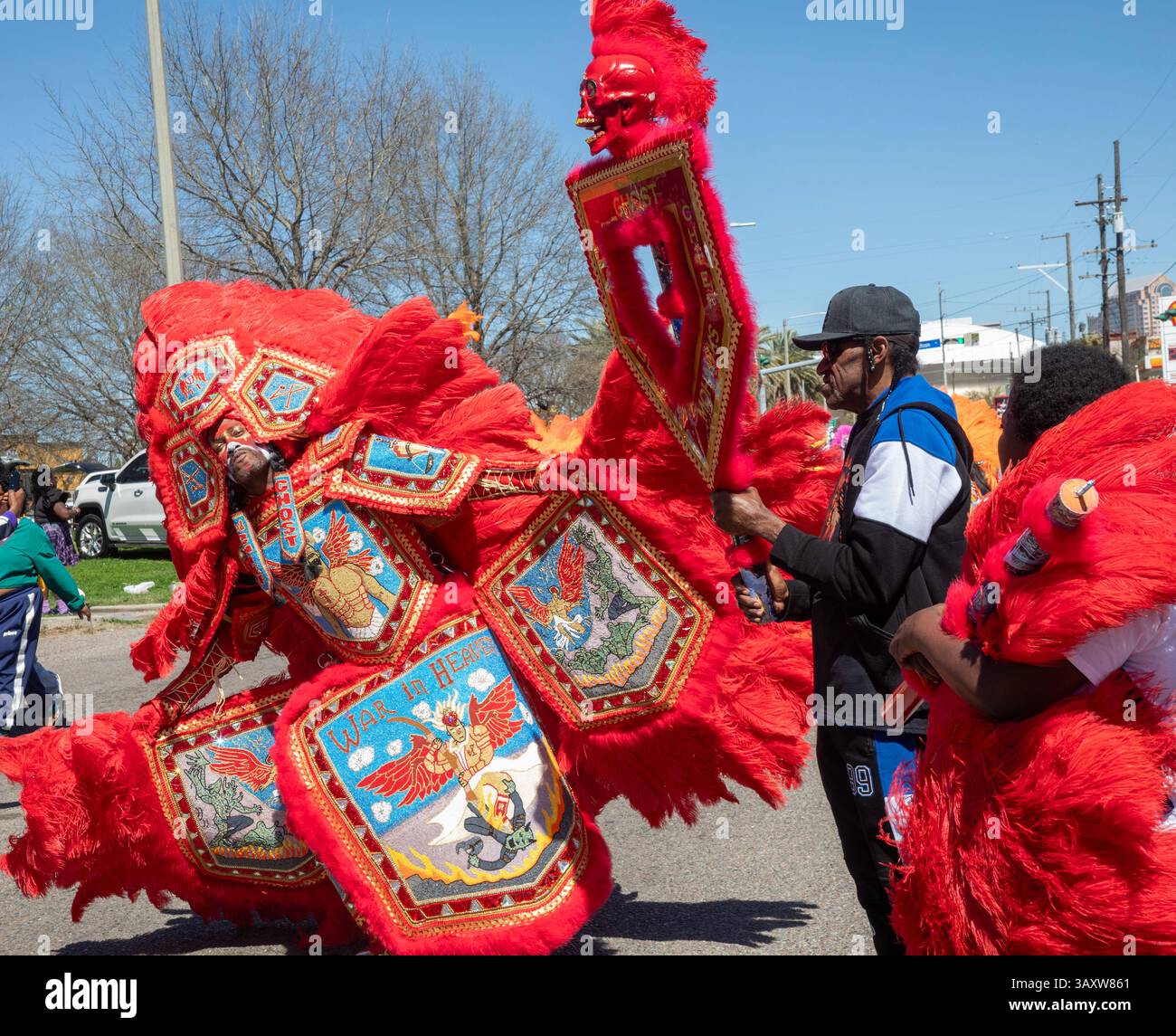 New Orleans, Louisiana - die Supersonntagsparade der Mardi Gras Indians. Afroamerikaner kreieren aufwendige Kostüme für die jährliche Veranstaltung zu Ehren der Ureinwohner Stockfoto