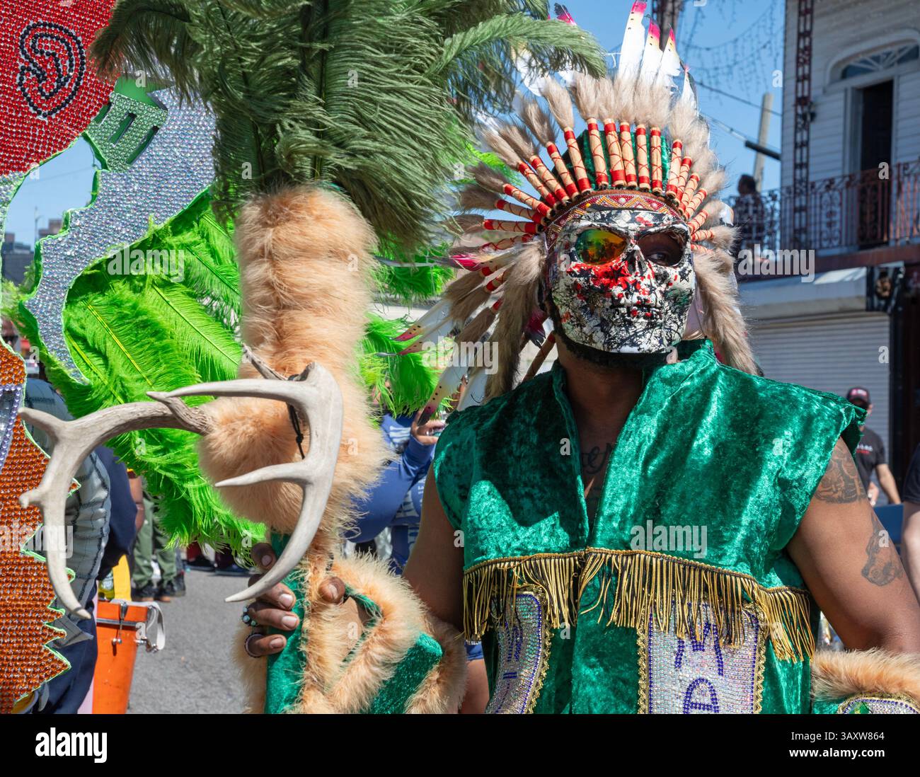 New Orleans, Louisiana - die Supersonntagsparade der Mardi Gras Indians. Afroamerikaner kreieren aufwendige Kostüme für die jährliche Veranstaltung zu Ehren der Ureinwohner Stockfoto