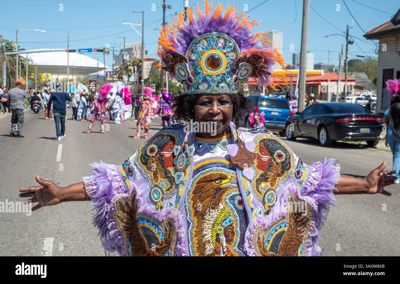 New Orleans, Louisiana - die Supersonntagsparade der Mardi Gras Indians. Afroamerikaner kreieren aufwendige Kostüme für die jährliche Veranstaltung zu Ehren der Ureinwohner Stockfoto