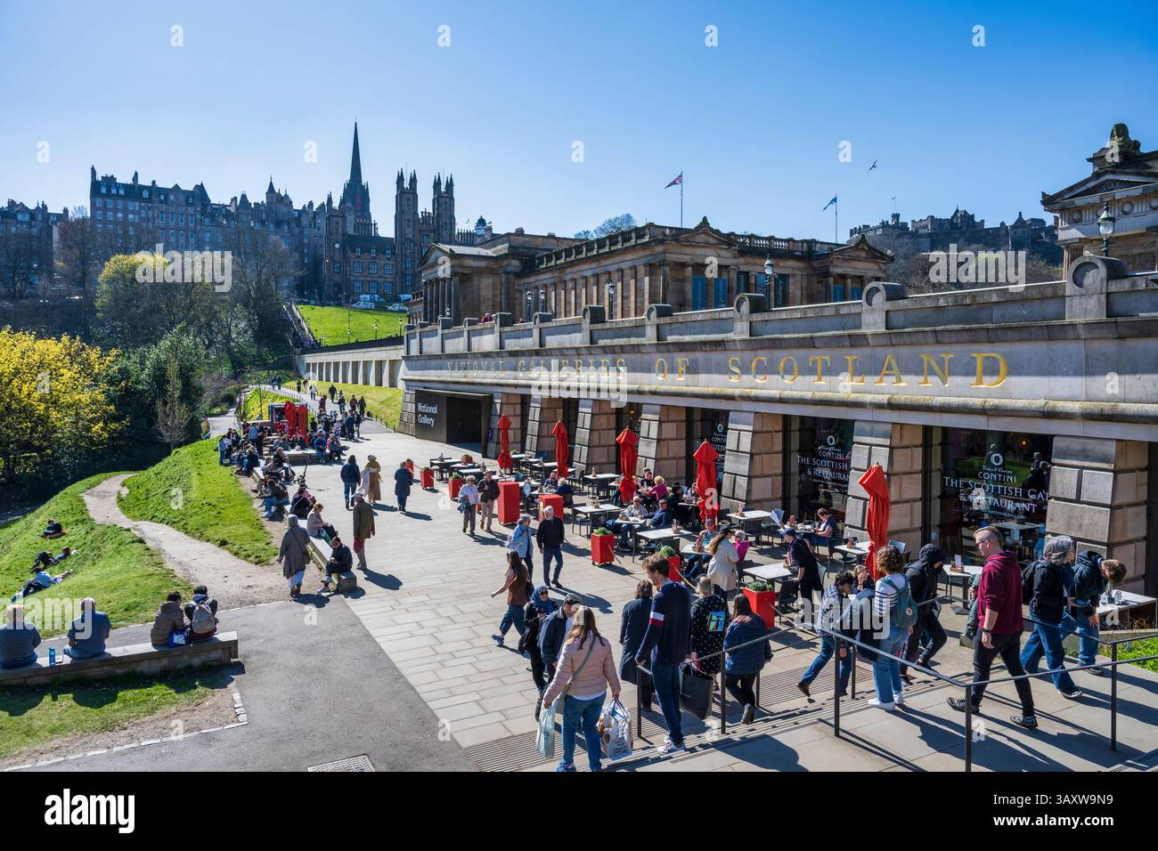 Besucher genießen die Frühlingssonne vor den National Galleries of Scotland on the Mound in Edinburgh, Schottland, Großbritannien Stockfoto