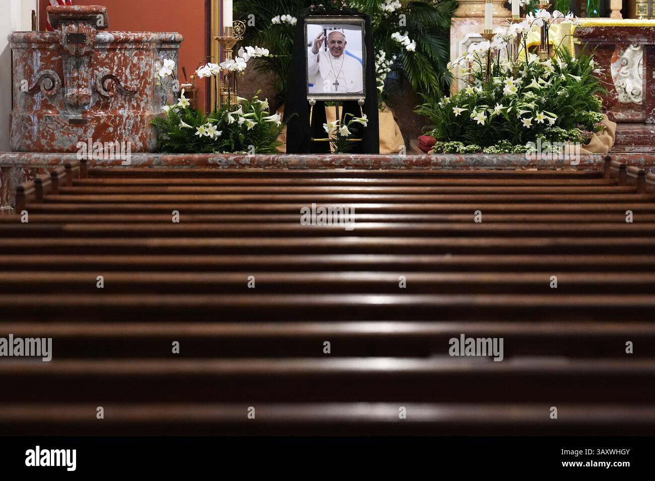 A picture of Pope Francis is displayed inside Church of the Little Flower, Monday, April 21, 2025, in Coral Gables, Fla. (AP Photo/Rebecca Blackwell) Stockfoto