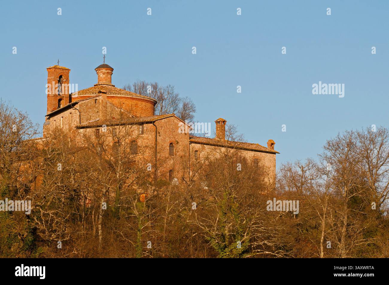 Italien Toskana Provinz Siena San Galgano - Architektur der Kapelle Montesiepi (Rotonda) Stockfoto