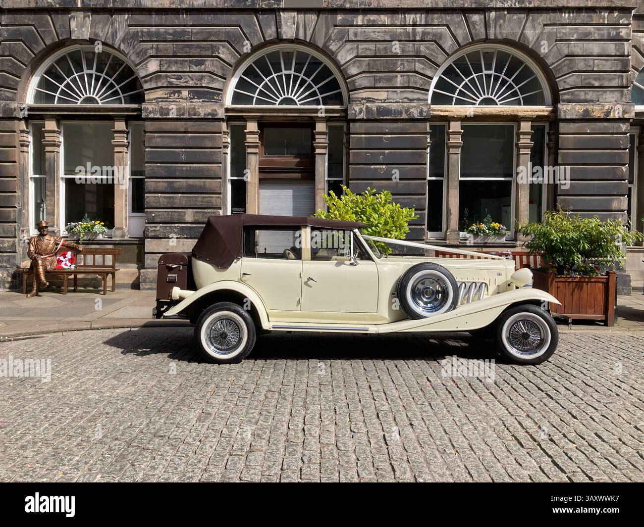 Beauford Tourer Hochzeitsauto, City Chambers, Edinburgh Schottland - Smartphone-aufgenommenes Stockfoto