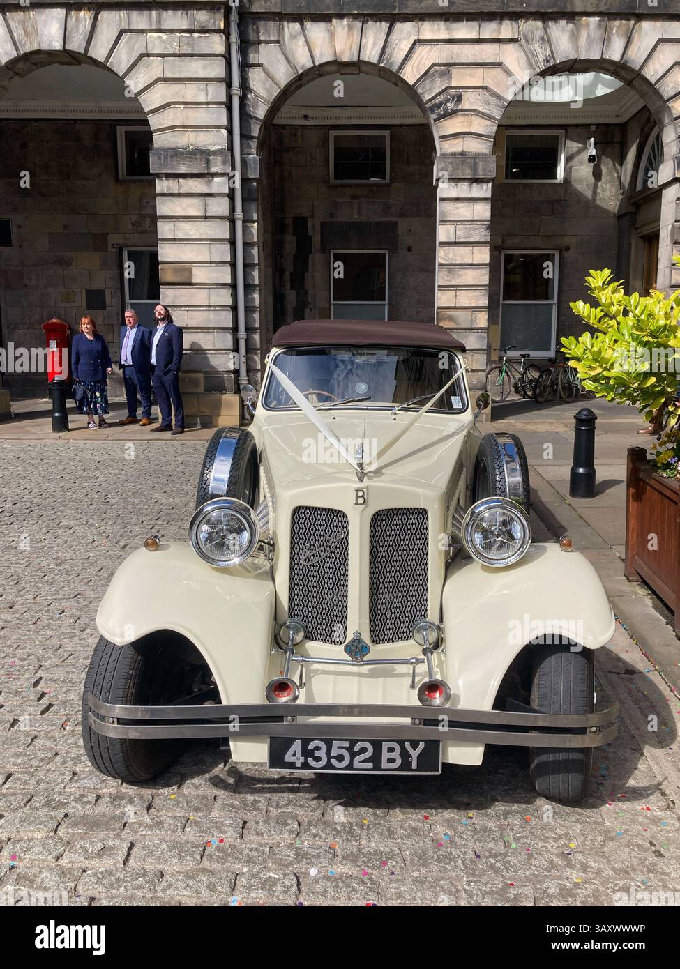 Beauford Tourer Hochzeitsauto, City Chambers, Edinburgh Schottland - Smartphone-aufgenommenes Stockfoto