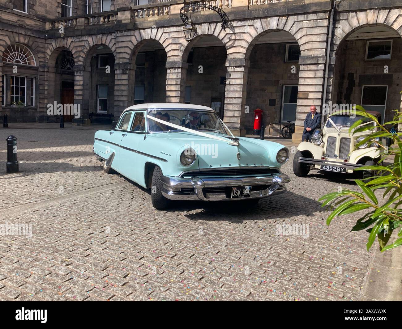 Klassische Lincoln Capri 4-türige Limousine aus dem Jahr 1955, umfunktioniert als Hochzeitsauto, City Chambers, Edinburgh Schottland - Smartphone-aufgenommenes Stockfoto
