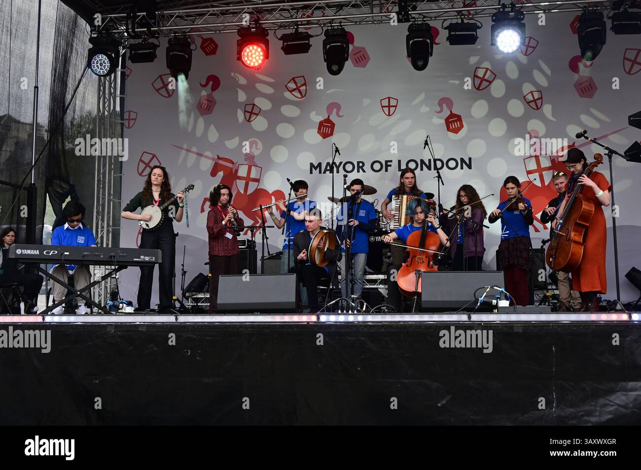 LONDON, ENGLAND - 21. APRIL 2025: Das London Youth Folk Ensemble tritt beim Bürgermeister von London Sadiq Khan auf und organisierte den St. George's Day 2025, der die englische Kultur durch Live-Musik, Tanz, Workshops, Kunsthandwerk und Street Food am Trafalgar Square in London feiert. (Foto von 李世惠/siehe Li/Picture Capital) Credit: Siehe Li/Picture Capital/Alamy Live News Stockfoto