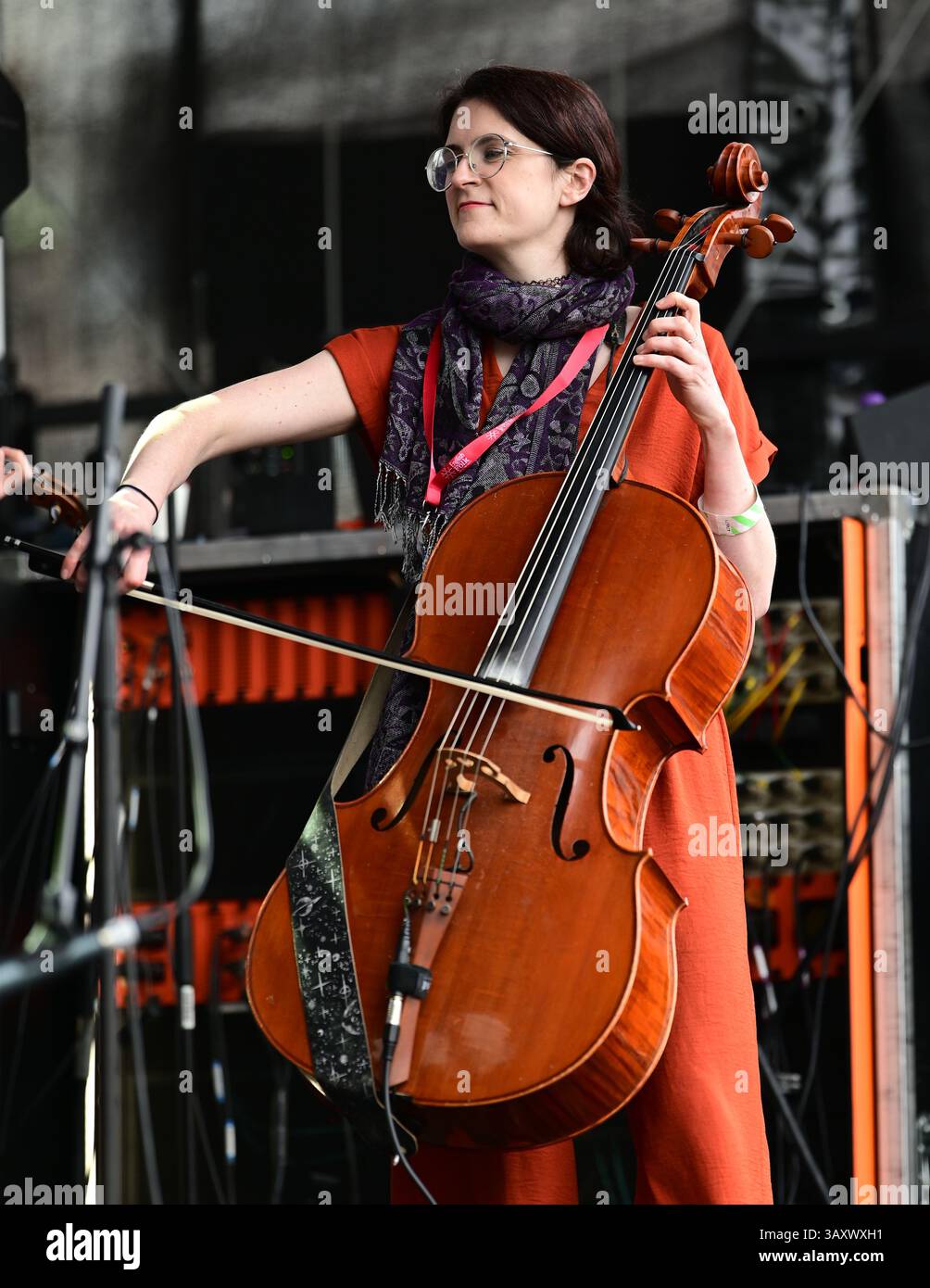 LONDON, ENGLAND - 21. APRIL 2025: Das London Youth Folk Ensemble tritt beim Bürgermeister von London Sadiq Khan auf und organisierte den St. George's Day 2025, der die englische Kultur durch Live-Musik, Tanz, Workshops, Kunsthandwerk und Street Food am Trafalgar Square in London feiert. (Foto von 李世惠/siehe Li/Picture Capital) Credit: Siehe Li/Picture Capital/Alamy Live News Stockfoto