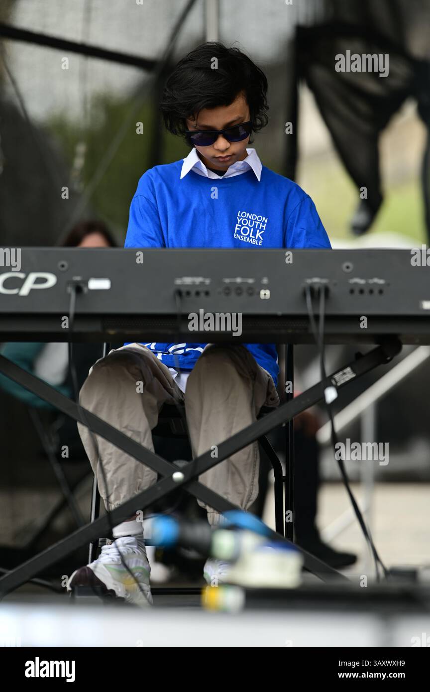 LONDON, ENGLAND - 21. APRIL 2025: Das London Youth Folk Ensemble tritt beim Bürgermeister von London Sadiq Khan auf und organisierte den St. George's Day 2025, der die englische Kultur durch Live-Musik, Tanz, Workshops, Kunsthandwerk und Street Food am Trafalgar Square in London feiert. (Foto von 李世惠/siehe Li/Picture Capital) Credit: Siehe Li/Picture Capital/Alamy Live News Stockfoto