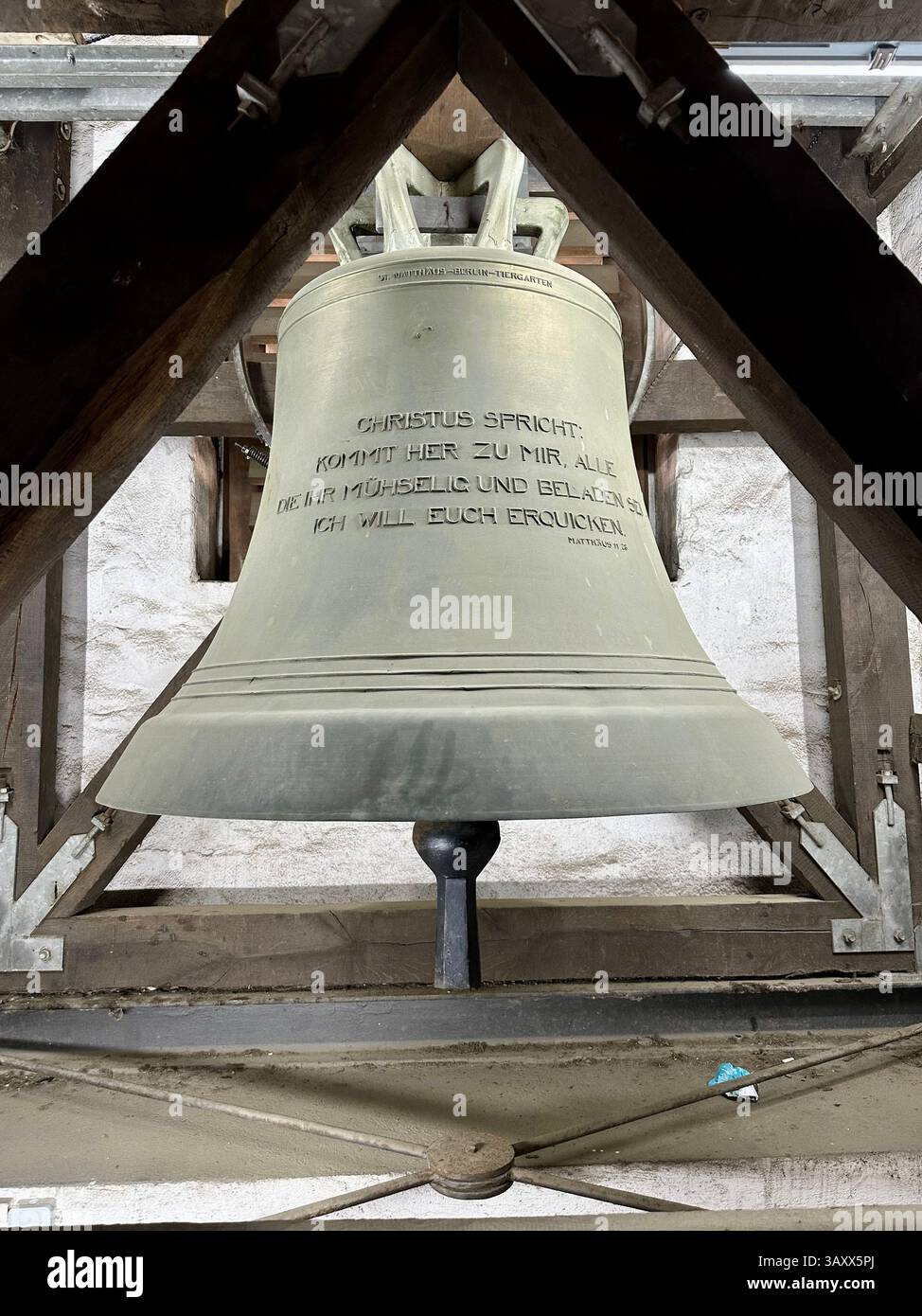Unterste Glocke der St. Matthäus Kirche in Berlin, Deutschland, mit einer Inschrift aus Matthäus 11:28: Kommt zu mir, alle, die ihr müde und belastet seid Stockfoto