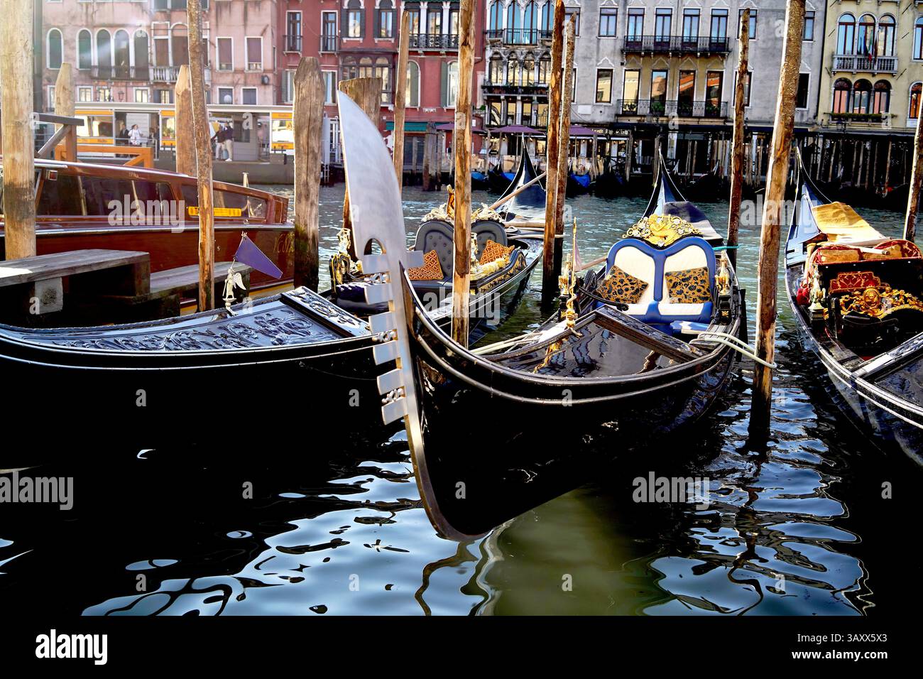 Gondeln und Boote auf dem Canal Grande, Venedig, Italien Stockfoto