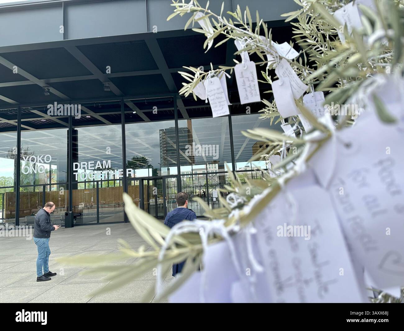 Die interaktive Kunstinstallation Wish Tree vor der Neuen Nationalgalerie in Berlin, Deutschland, 2025 Stockfoto