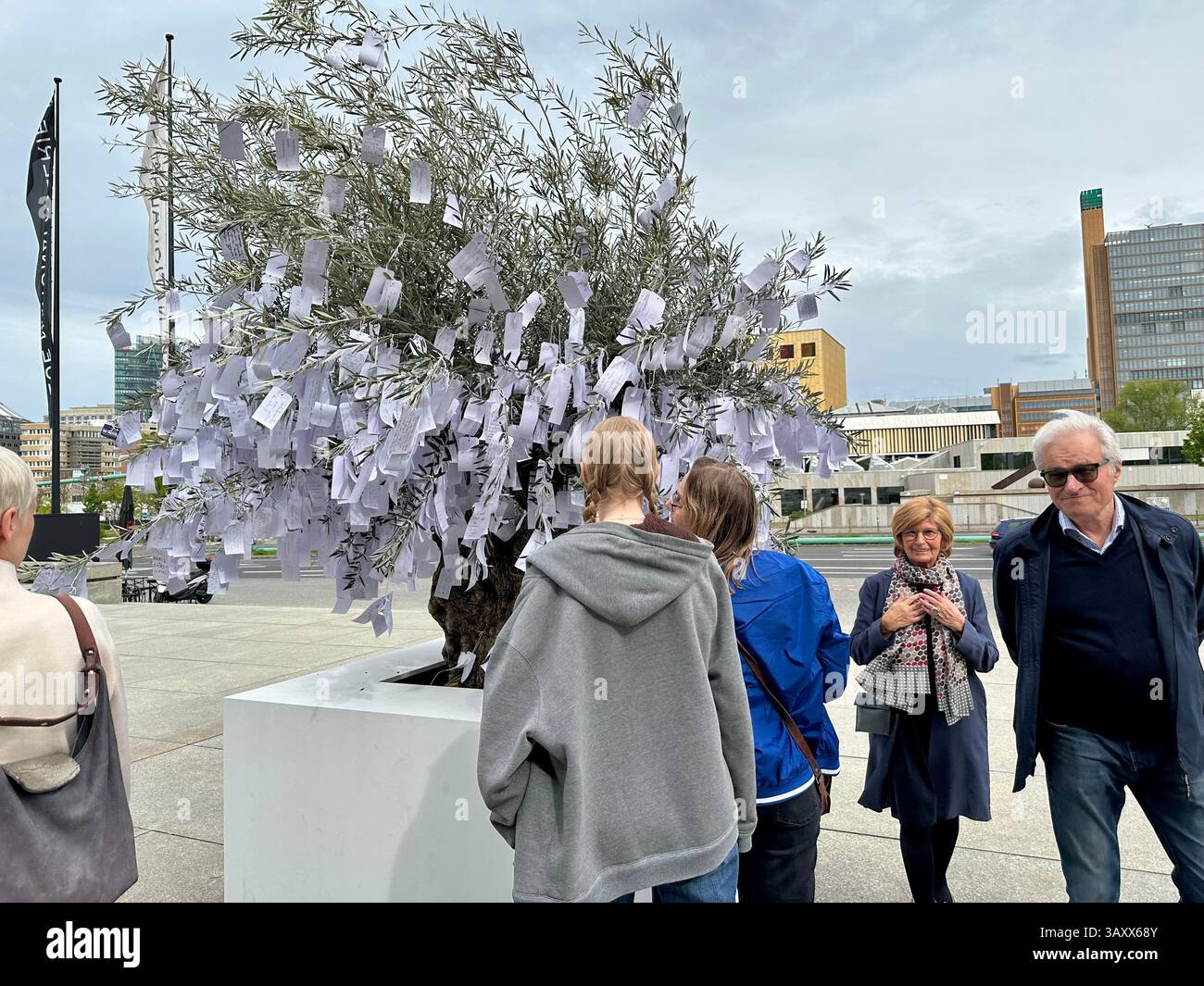 Die interaktive Kunstinstallation Wish Tree mit Menschen, die sie vor der Neuen Nationalgalerie in Berlin 2025 betrachten Stockfoto