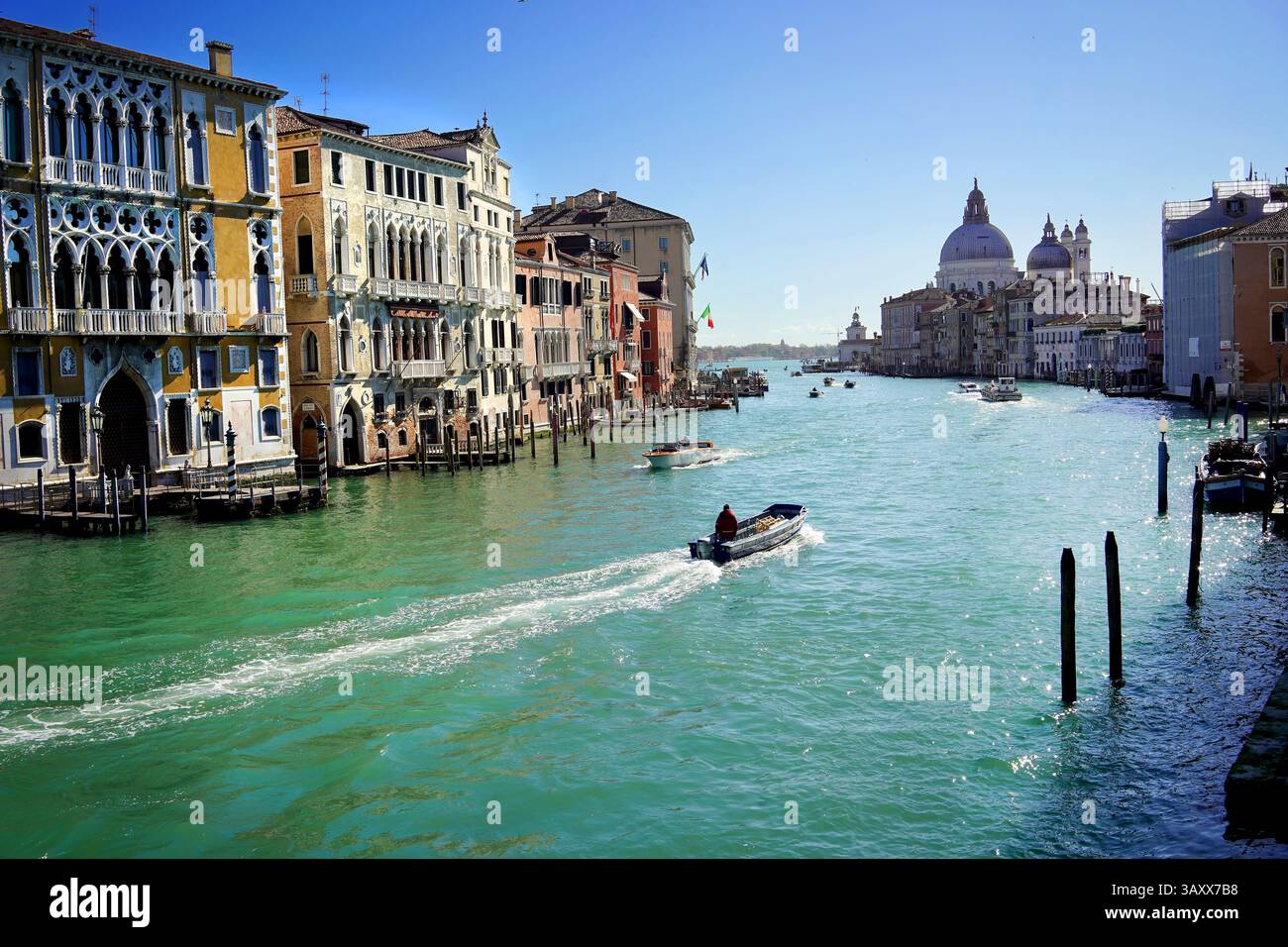 Gondeln und Boote auf dem Canal Grande, Venedig, Italien Stockfoto