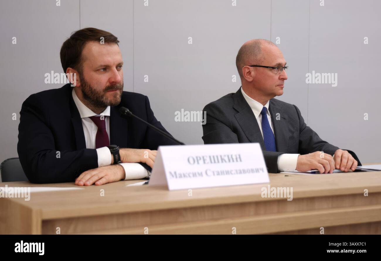 Moskau, Russland. April 2025. Russischer Stellvertretender Stabschef des Präsidialexekutivbüros Maxim Oreshkin, links, und erster stellvertretender Stabschef des Präsidialexekutivbüros Sergej Kirijenko, rechts, hören während des 2. Gesamtrussischen Gemeindeforums im Russischen Nationalzentrum am 21. April 2025 in Moskau, Russland. Quelle: Vyacheslav Prokofyev/Kreml Pool/Alamy Live News Stockfoto