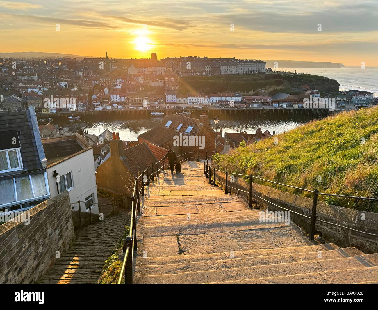 Auf der Spitze der Whitby 199 Stufen zwischen der Old Town und der St. Mary's Church in Whitby, North Yorkshire, England Stockfoto