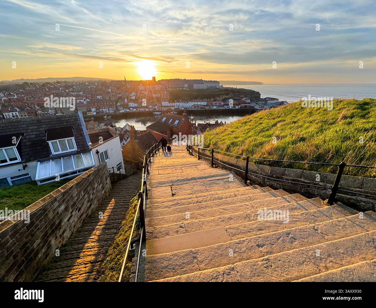 Auf der Spitze der Whitby 199 Stufen zwischen der Old Town und der St. Mary's Church in Whitby, North Yorkshire, England Stockfoto
