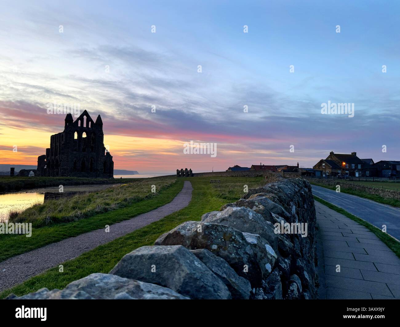 Klosterruinen von Whitby Abbey, die die Landzunge East Cliff in Whitby North Yorkshire dominieren Stockfoto