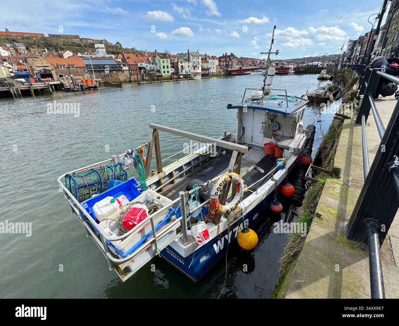 Angel- und Freizeitboote auf dem Fluss Esk in Whitby North Yorkshire Stockfoto