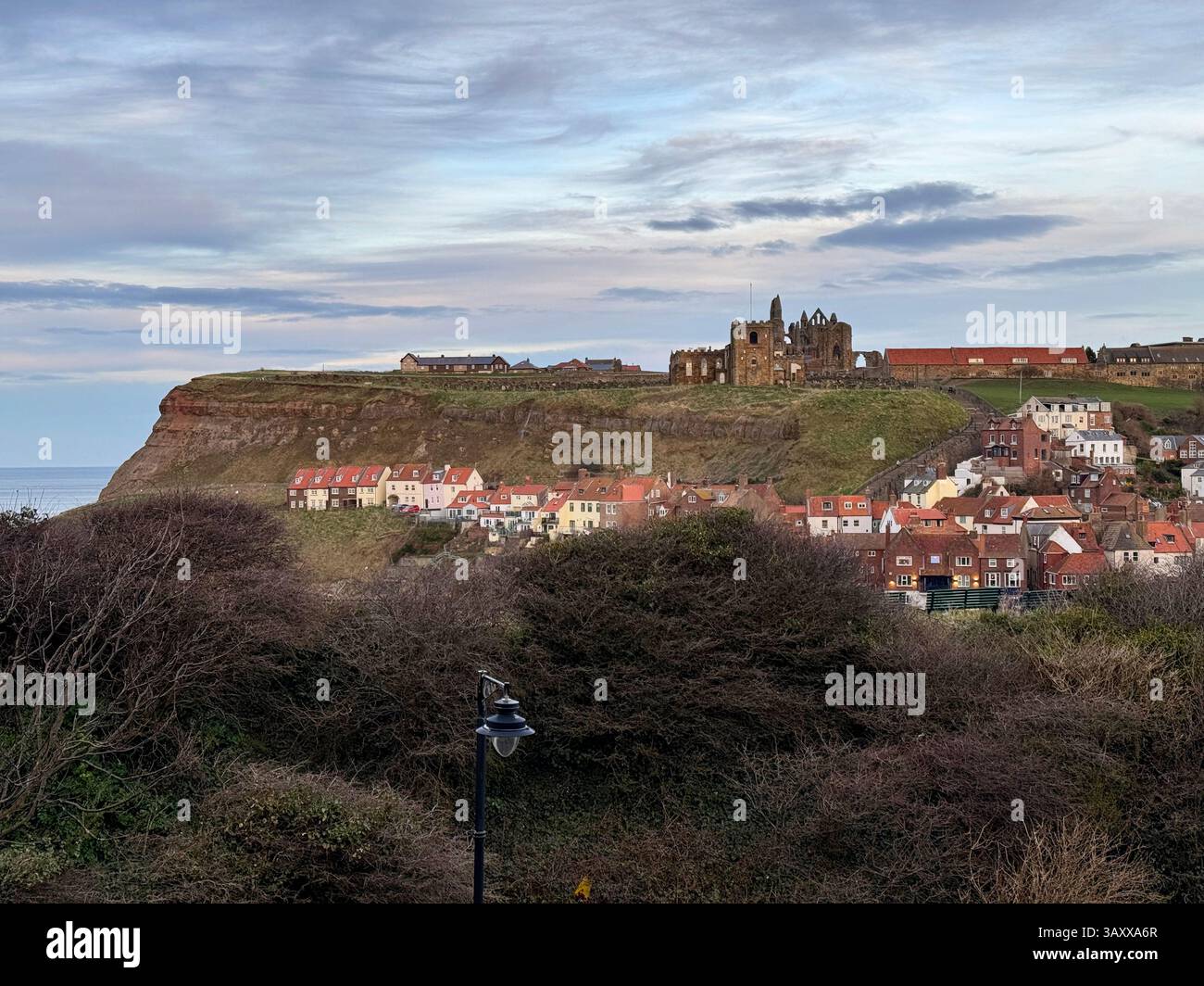 Blick auf Whitbys East Cliff mit Blick auf den historischen Hafen und die Abtei auf die Hütten und Häuser Stockfoto