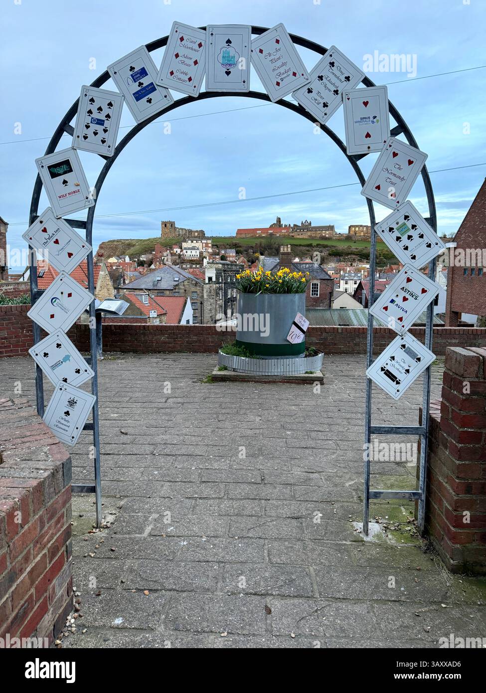 Alice in Wonderland thematischer Garten Arch an der Cliff Street in Whitby Stockfoto