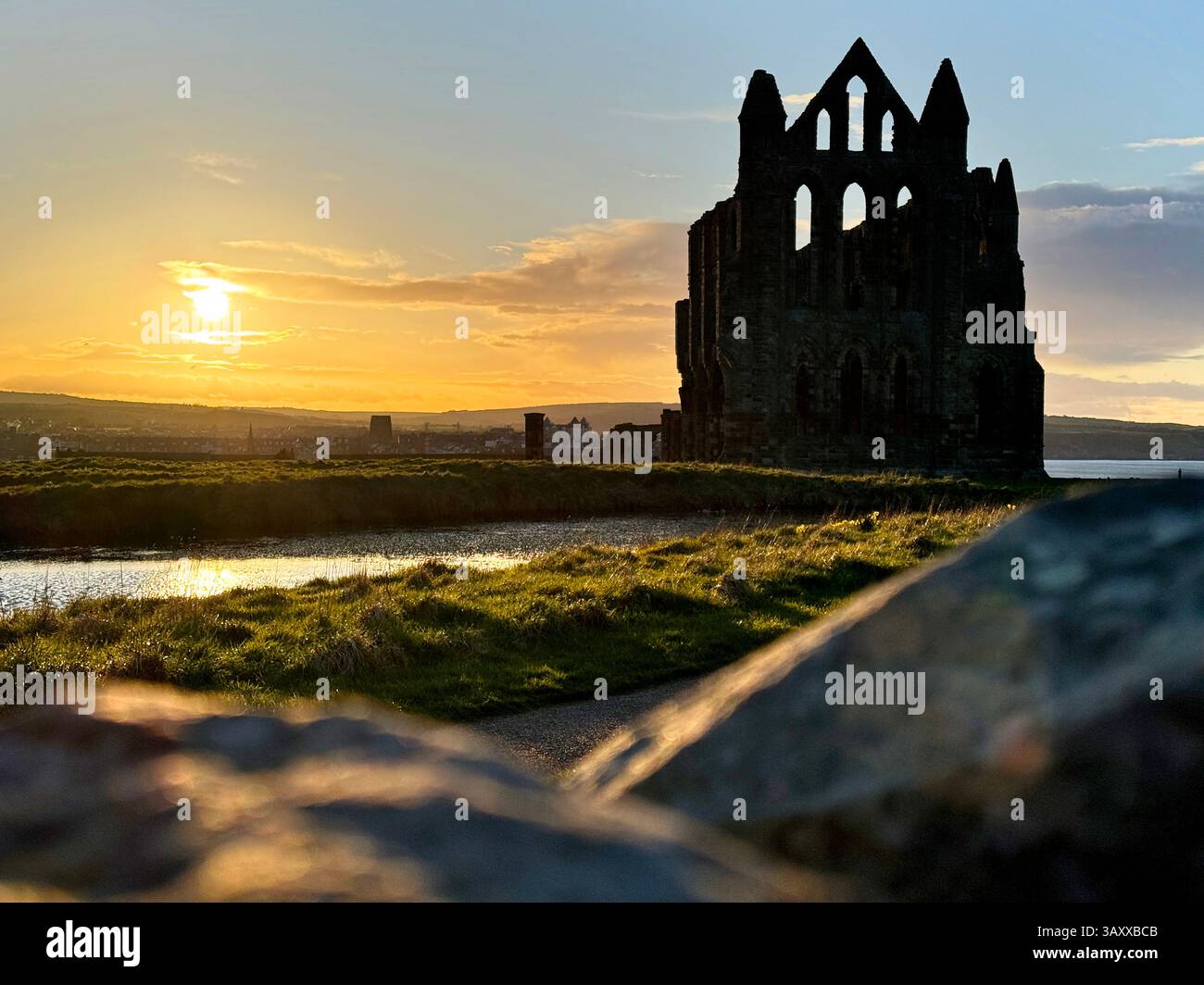 Whitby Abbey mit Blick auf die Nordsee auf der East Cliff oberhalb von Whitby in North Yorkshire Stockfoto