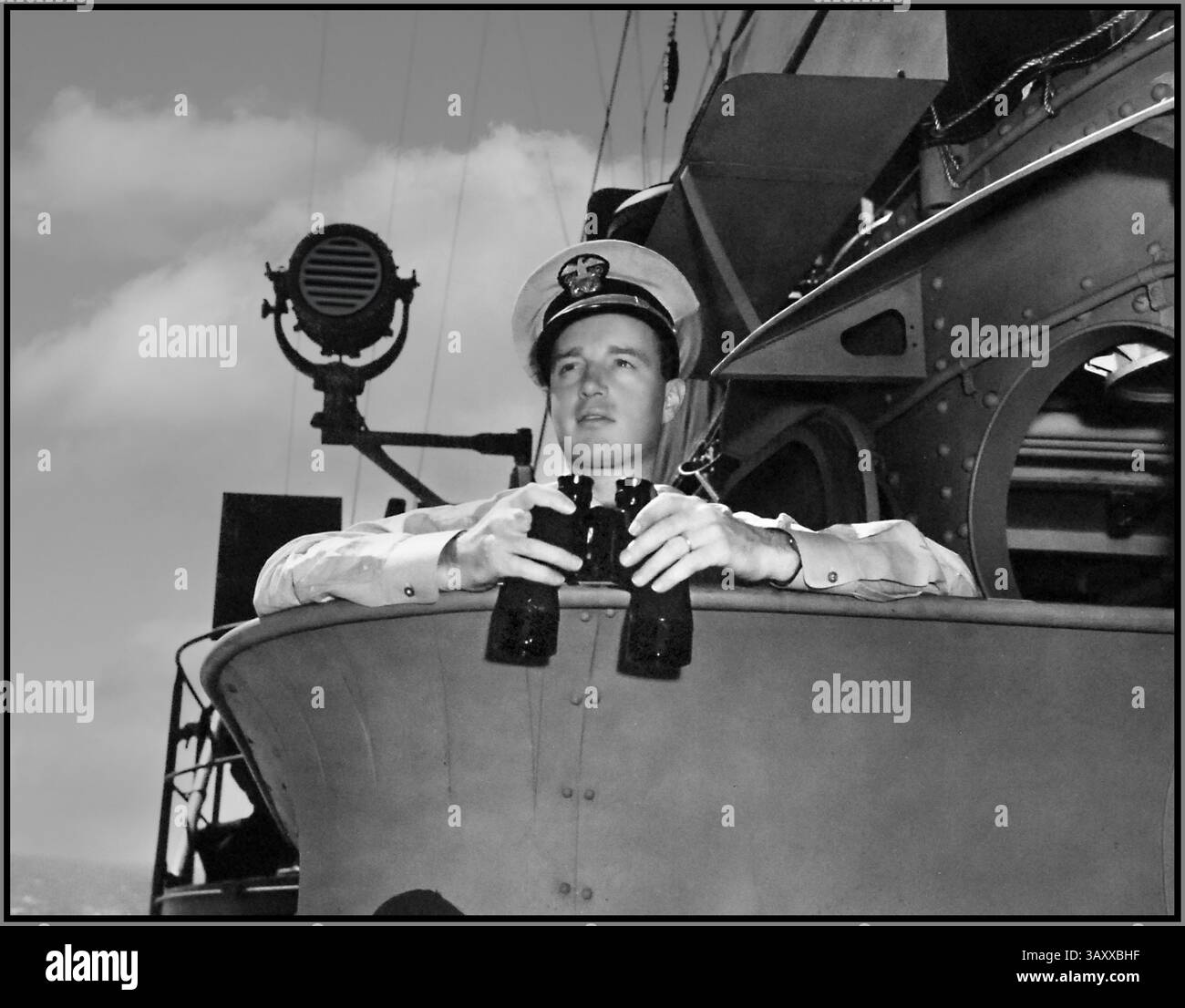 Atlantikkonvois, 2. Weltkrieg. Offizier von Deck auf der Flugbrücke für feindliche Überwachungsaufgaben auf einem Zerstörer, März 1943. Offizielles Foto der US Navy Propaganda aus dem Zweiten Weltkrieg Stockfoto