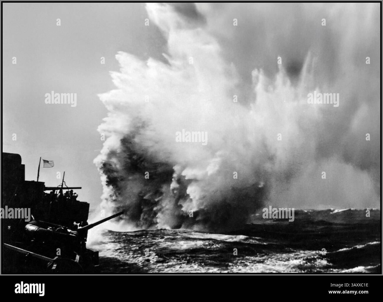 WW2 Nordatlantische Tiefenladung explodierende Anti-Nazi-U-Boot-Kriegsführung WWII-Nordatlantische Konvoi-Eskorte. USS Greer (DD-145). Beim Geräusch der „Generalquartiere“ wenden sich alle Hände an Tiefenangriffe, die bewaffnet und abgefeuert werden, Juni 1943. USS Greer, DD-145, Zerstörer der Wickes-Klasse, United States Navy, Stockfoto