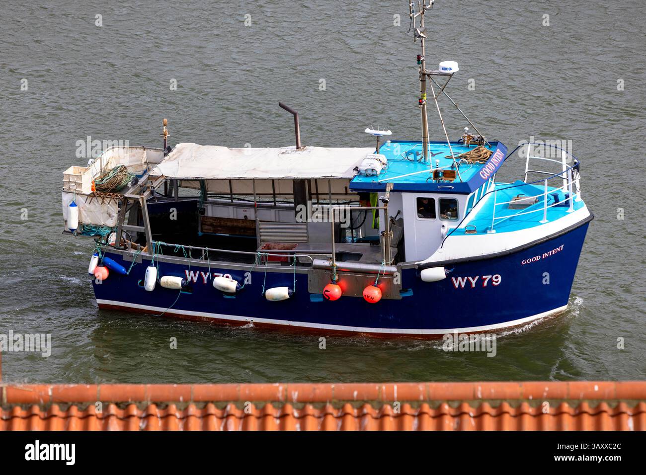 Angel- und Freizeitboote auf dem Fluss Esk in Whitby North Yorkshire Stockfoto