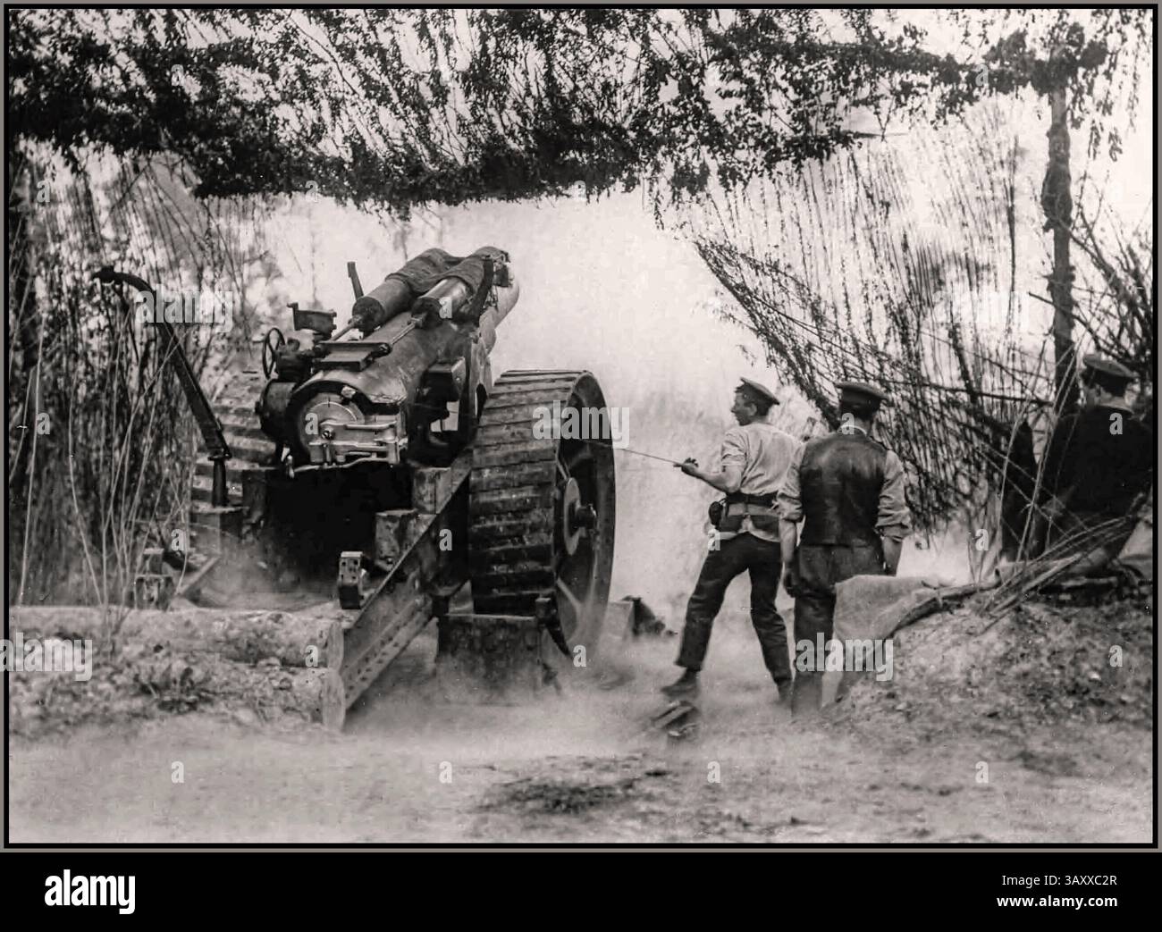 WW1 britischer Armeesoldat feuert eine schwere Feldhaubitze mit 8 Zoll. Der Soldat zieht ein Abzugsmittel, das mit dem Schießschloss der Waffe in der Öffnung verbunden ist. Messines Ridge Area, Juni 1917 erster Weltkrieg die Schlacht von Messines (7.–14. Juni 1917) war ein Angriff der britischen Zweiten Armee (General Herbert Plumer) an der Westfront in der Nähe des Dorfes Messines in Westflandern, Belgien, während des Ersten Weltkriegs. Stockfoto