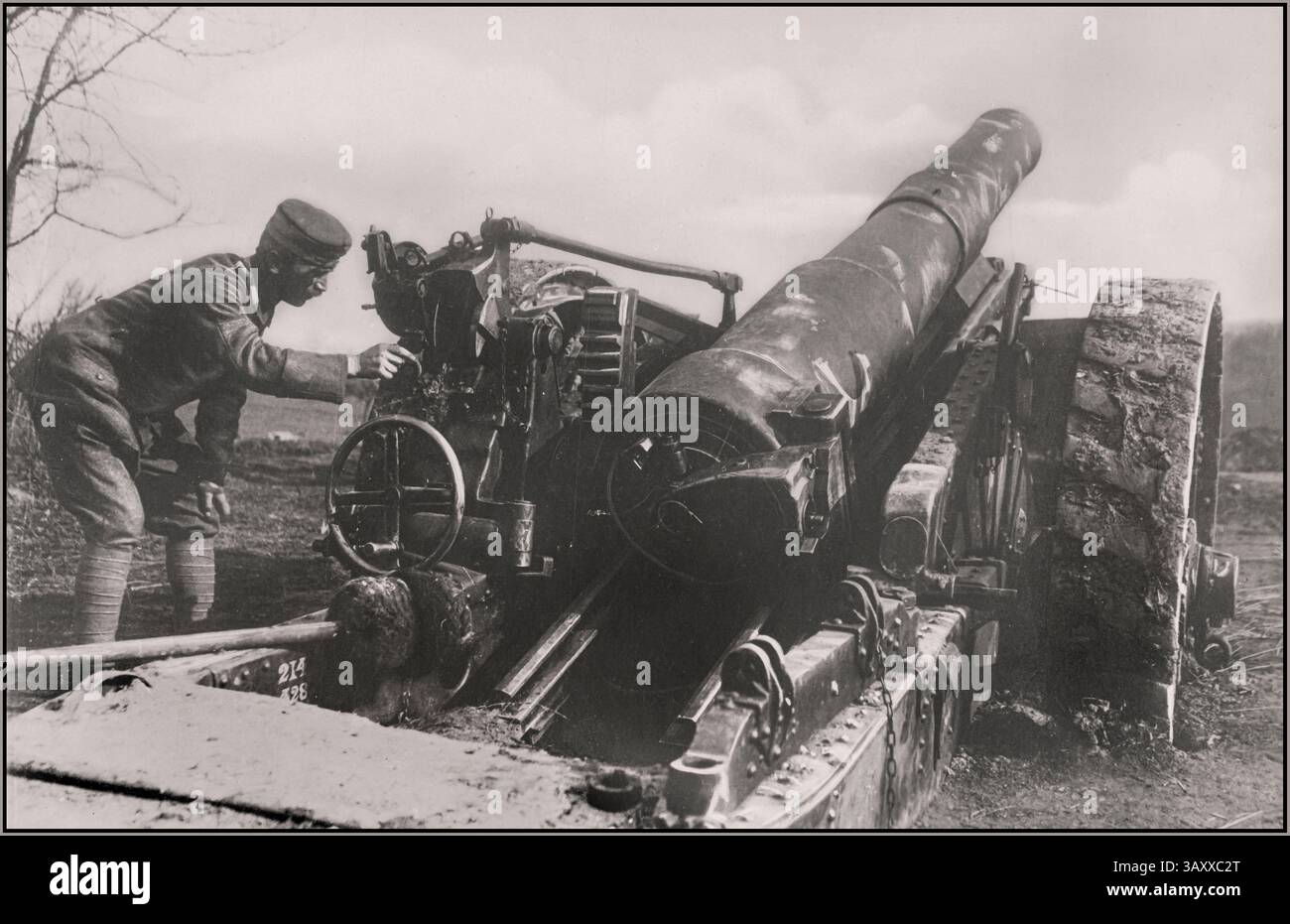 WWI Westfront die große Schlacht im Westen Schwere englische Kanone gefangen in der Nähe von Ham Kaiserlicher deutscher Soldat schaut auf die gefangengenommene Kanonenhaubitze Datum: {1914-1918} Ort: Belgien, Ham. Artillerie im Ersten Weltkrieg 1914–1918 Stockfoto