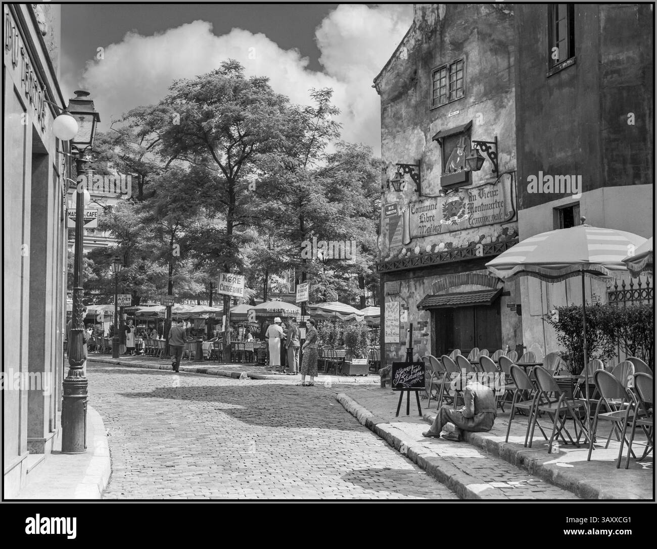 PARIS 1936 Vintage Retro Montmartre Fashion Lifestyle Paris Beschreibung: Historisches Paris. Bild der Terrasse des Restaurants Mère Mere Catherine am Place du Tertre: 1936 Frankreich, Paris Sacré Coeur Fotograf: Poll, Willem van de Stockfoto