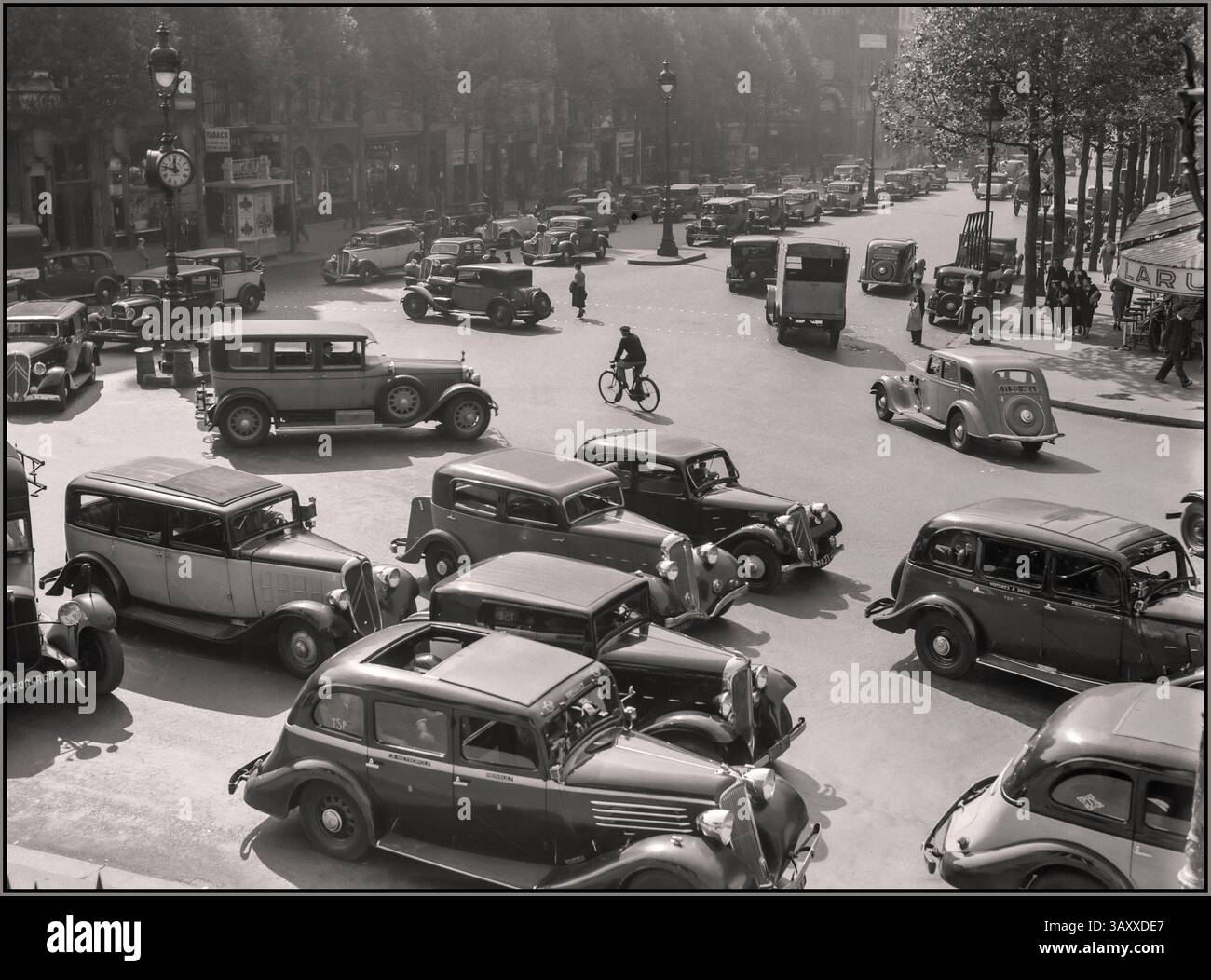 Vintage 1935 viel Verkehr/Autos Taxis Fußgänger Radfahrer viel Paris Paris Autos auf der Rue Royale, von den Stufen der Madeleine 1935 France, Paris Stockfoto