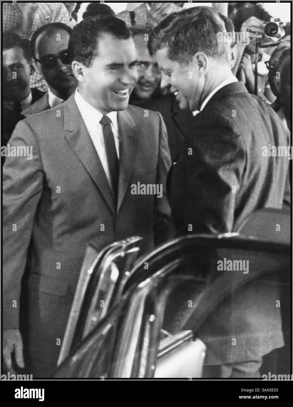 Kennedy, der designierte Präsident von JFK, besuchte Vizepräsident Nixon im Key Biscayne Hotel, wo die Familie Nixon ihren Urlaub machte. Sie erörterten die Präsidentschaftswahlen und den bevorstehenden Verwaltungswechsel. Datum 14. November 1960.am 14. November 1960, nur sechs Tage nach den Präsidentschaftswahlen, traf sich Vizepräsident Richard Nixon mit dem designierten Präsidenten John F. Kennedy in Key Biscayne, Florida. Dies war ein bedeutender Moment politischer Zivilisation und Teil der friedlichen Machtübertragung nach einer der nächsten Wahlen in der Geschichte der USA. Stockfoto