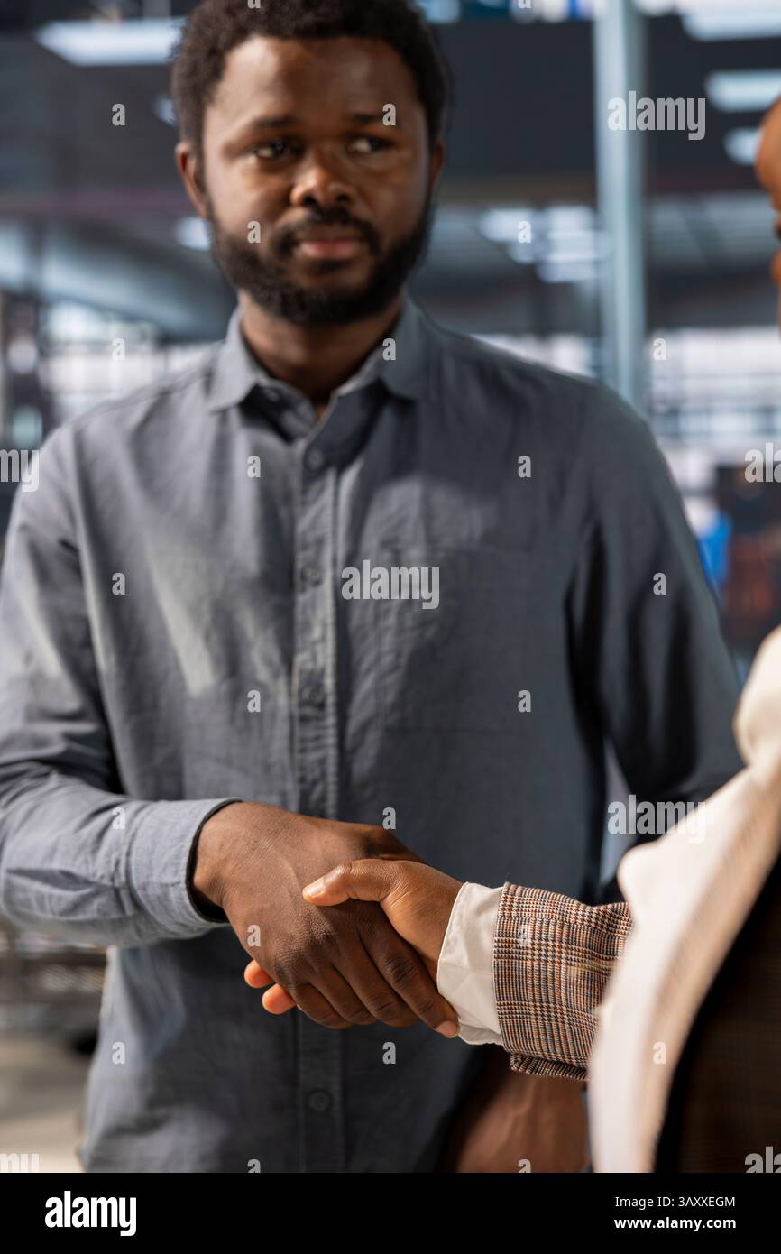 Der professionelle Handschlag zwischen Geschäftsfrau und Führungskraft bedeutet eine strategische Partnerschaft, die Geschäftsziele und Wachstum unterstützt. Zusammenarbeit in der Unternehmensumgebung, die auf Erfolg ausgerichtet ist. Stockfoto